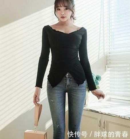  展现|紧身打底裤小姐姐，展现利落大方的气质，增添甜美活力气息！