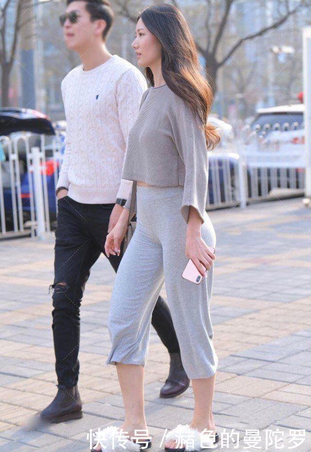 灰色宽松上衣搭配过膝裤,清爽时尚,活力满满