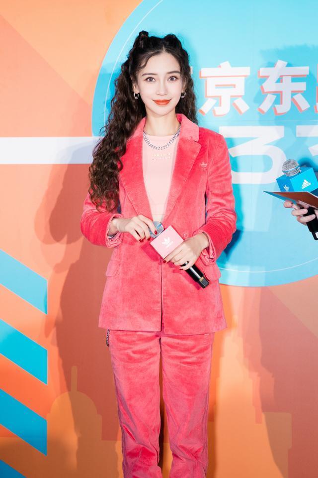 Angelababy真是“最美辣妈”,黑色暗花吊带配短裙酷炫霸气,真美