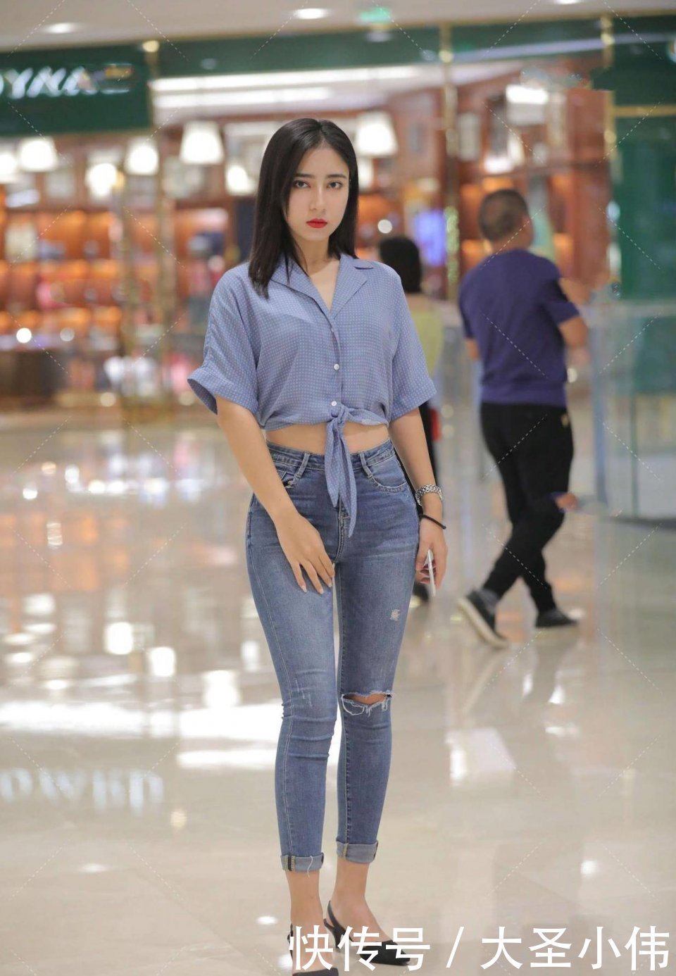 穿搭|美女街拍:长长的睫毛,很高级的女孩,完美地展现什么是微胖才是最好的