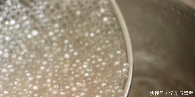 用芒果自制网红甜品，甜品店三十块钱一份，自己做五块钱吃过瘾