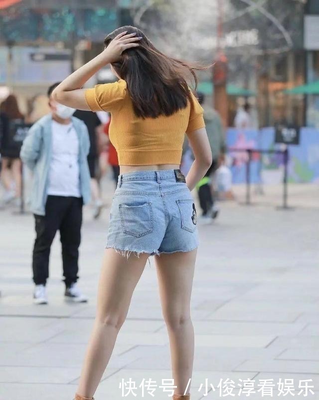 回头率|超短上衣配牛仔短裤,拉长身材彰显大长腿,回头率好高呀