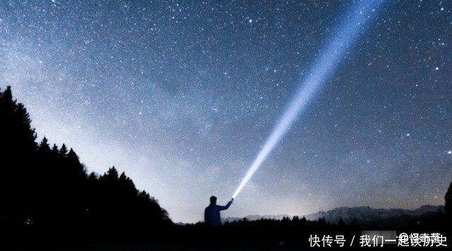 光斑 手电筒的光去了哪?是熄灭就消失,还是像一列火车驶向宇宙尽头?