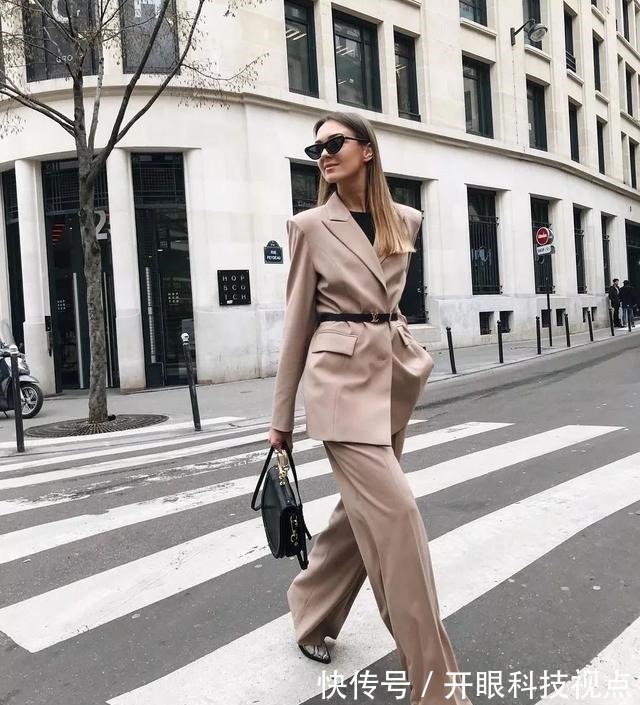 阔腿裤+ 今秋流行“阔腿裤+短靴”,女人怎么穿都有范儿,出门养眼全靠它!