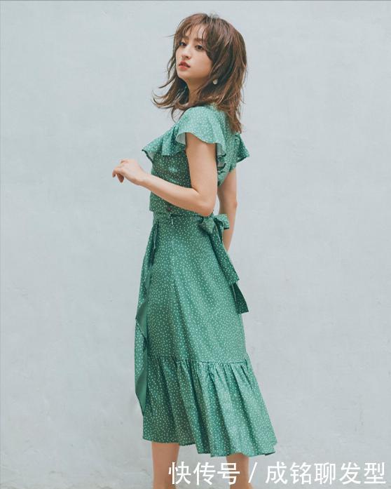 女人|30+的女人别再走甜美风了,试试“轻熟风”穿搭,优雅时尚又减龄