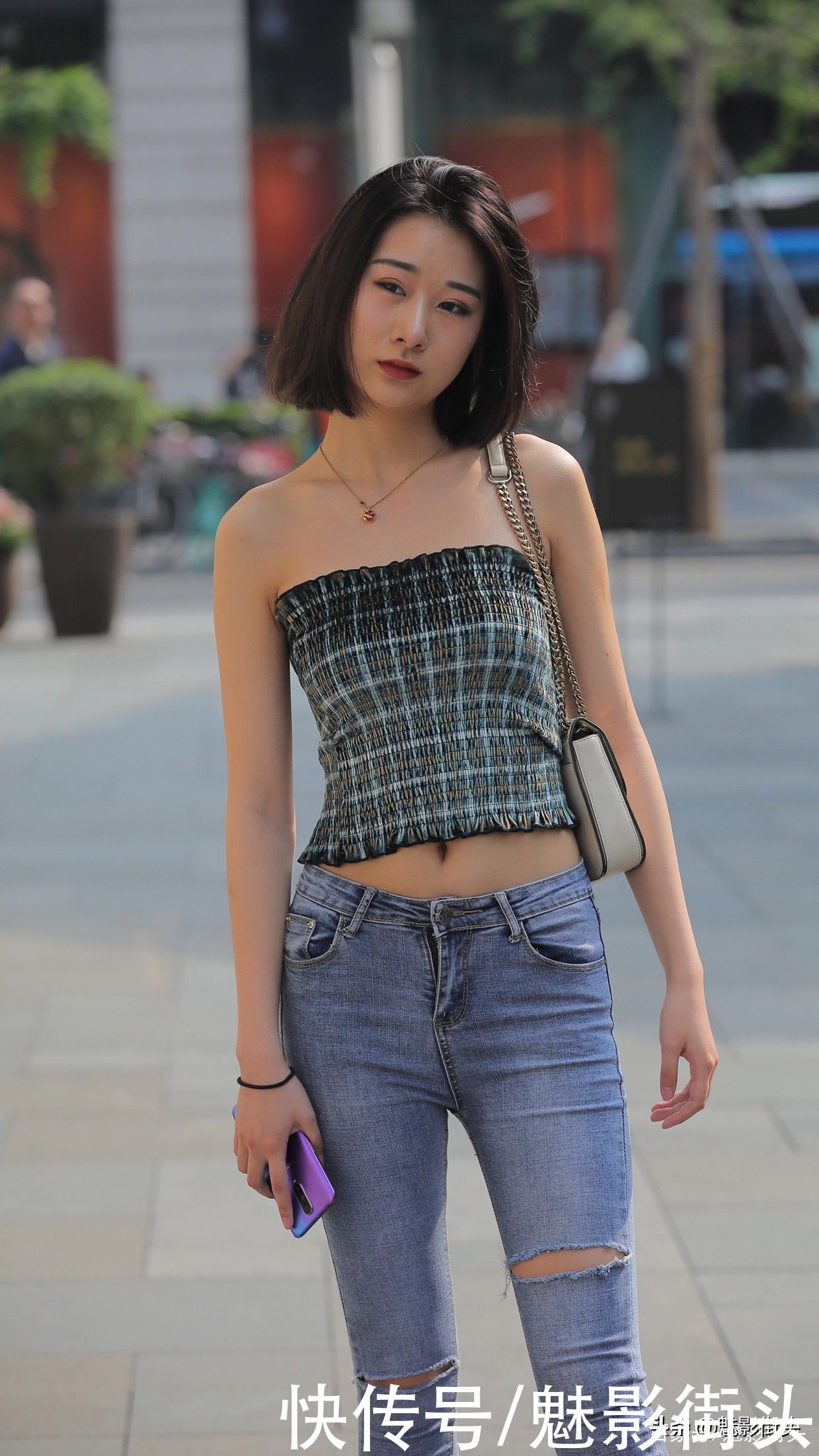 紧身裤|牛仔裤怎么搭配更时髦?选对上衣和鞋子,清凉时髦显身材