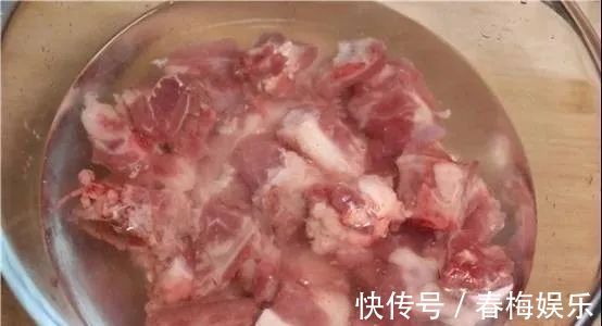 猪肉|排骨焯水后为啥又柴又腥看完大厨操作才明白，原来一直用错水