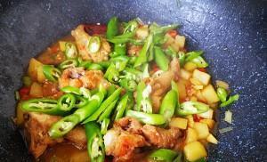 家常鸡肉菜谱,鸡翅根烧土豆,简单美味下饭,一道不错的家常菜
