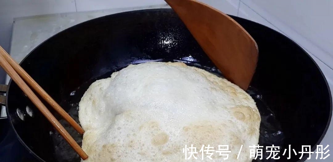 面粉|面粉这做法太香了，开水一烫，焦脆又空心，比油饼鸡蛋饼好吃几十倍