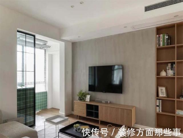 三居室|105平简约原木三居室,工作台前面的墙加了隔板做展示