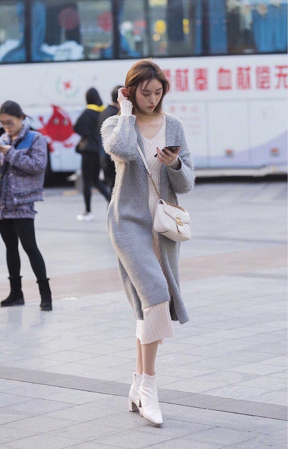 小姐姐|街拍: 撩头发的小姐姐这样穿着打扮, 真的犹如仙女下凡