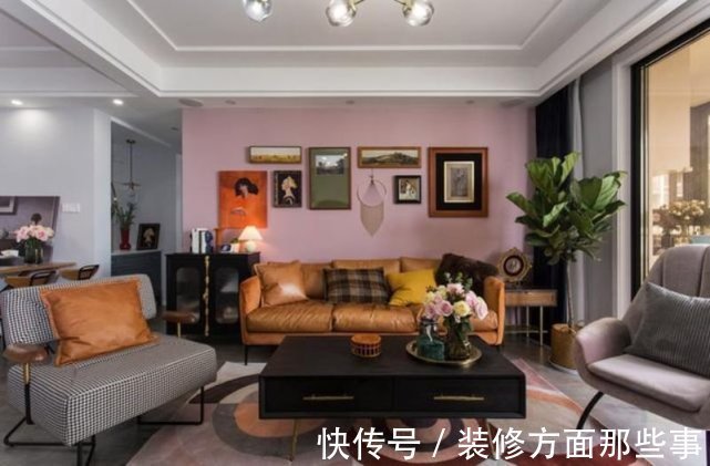 看了又看|113平北欧风三居室,粉色背景墙让客厅充满无尽的温柔
