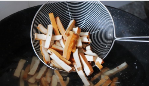 倒入|炒豆腐干时,直接下锅炒是不对的,多做这一步,炒出来柔嫩又入味