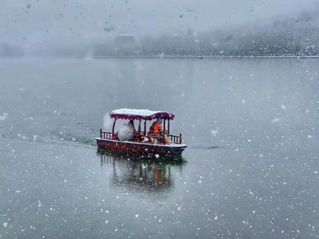 大部地区|被南方的鹅毛大雪刷屏！“断桥残雪”美呆，有人在雪里实现“冰墩墩”自由