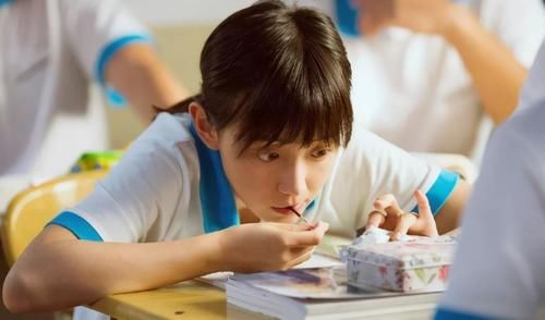 小动作|中学女生上课爱搞的4个“小动作”，特别最后一个，95％都做过