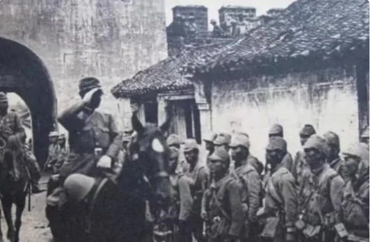 打扰|鬼子野蛮破门抄家,50岁老人用日语大骂,日本军官:师哥打扰了