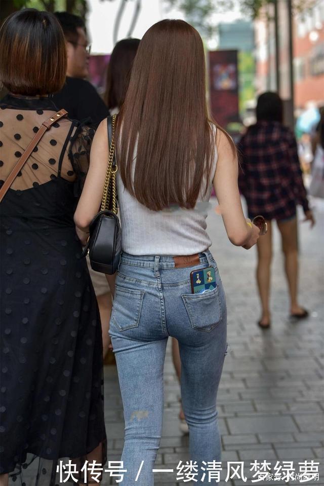 耳坠 无袖白色竖条纹毛衣,搭配浅色牛仔裤,高级显气质