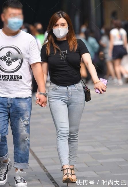 牛仔裤 穿着卡其色，时尚而老成，充满高级感