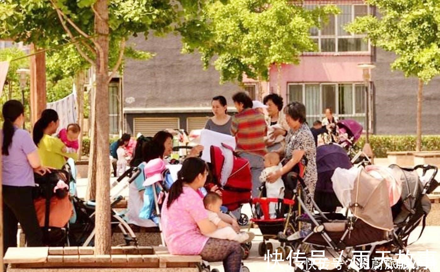c位|外婆跳舞带上外孙,2岁萌娃舞姿娴熟,成为广场舞C位