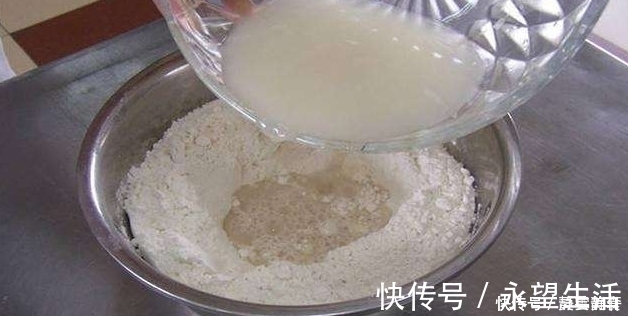 馒头店老板：发面别用酵母白糖，多加一样东西，10分钟发一大盆！