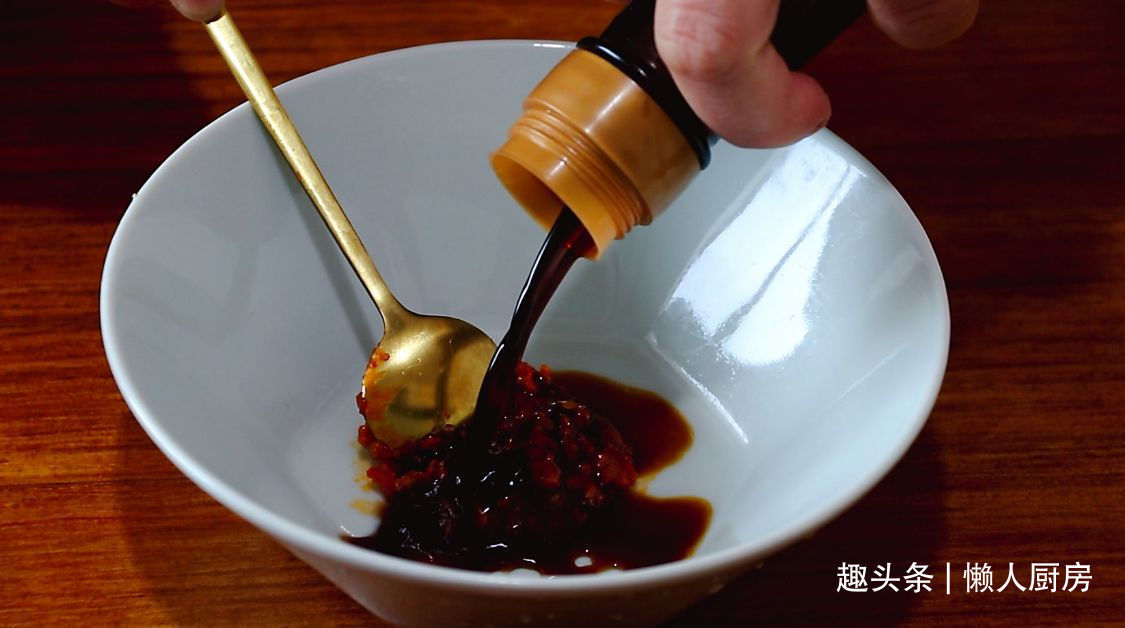 炖煮|这鱼我家隔天吃一次,锅底放这些,不加水炖煮,鱼肉鲜嫩