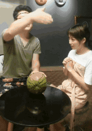 |搞笑GIF:看着都觉得好痛 赶紧喝口饮料压压惊