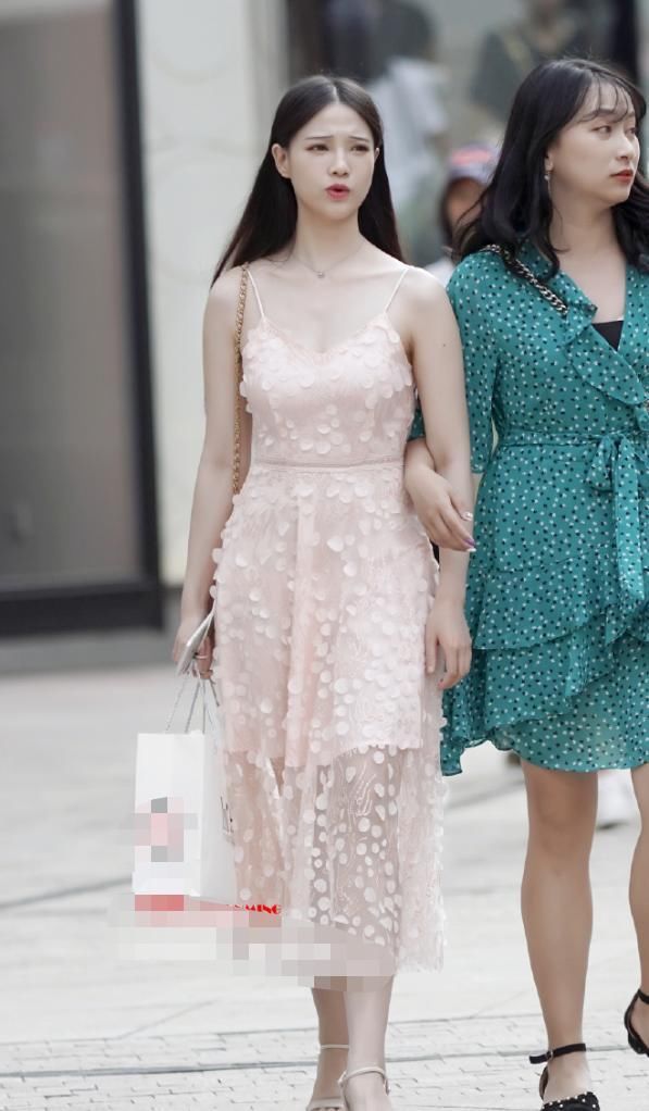 裸色系的"树叶"点缀,小姐姐选的裙子很吸睛