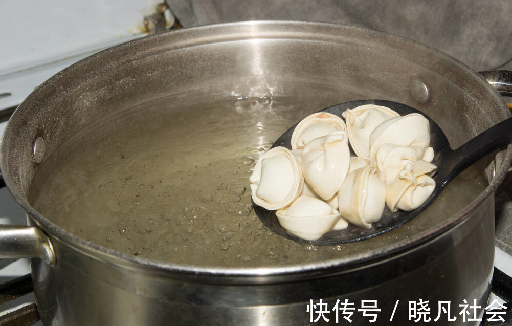 速冻饺子，用冷水煮好还是开水煮好？学会这样做，饺子劲道不破皮