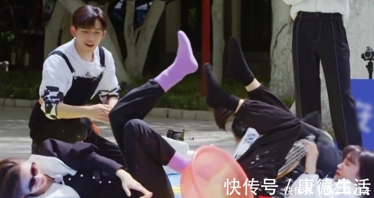 真實(shí)關(guān)系|都說(shuō)“跑男”兩位女MC鬧掰,baby被灑水,宋雨琦下意識(shí)反應(yīng)暴露了