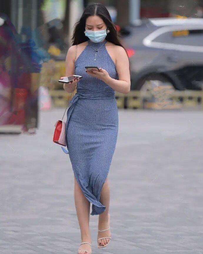 “A字裙”的潮流已经没有了，今年流行“马甲裙”，又瘦又洋气