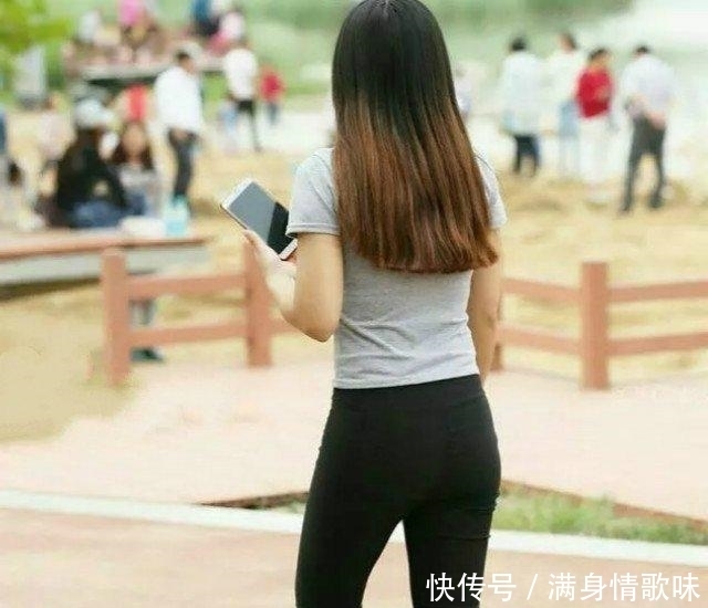 小蛮|身材凹凸有致的小妹妹搭配打底裤,秀出纤细大长腿,尽显小蛮腰