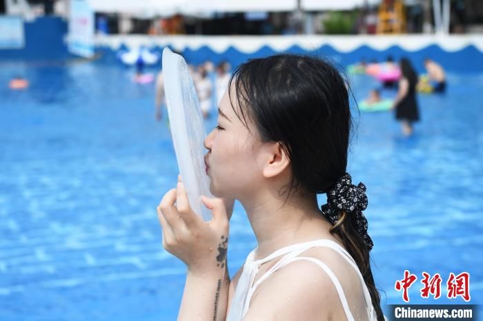 陳超|重慶民眾“冰吻” 挑戰(zhàn)迎小暑