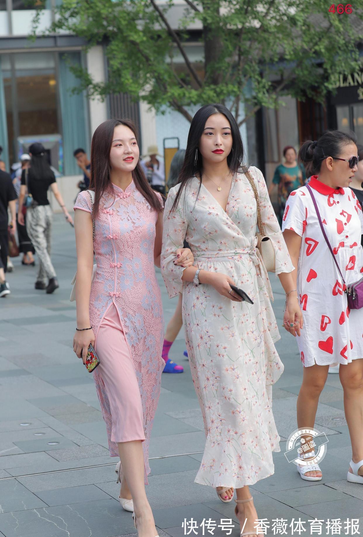 色调 红色背心搭配黑色裙子,分分钟秀出好气质