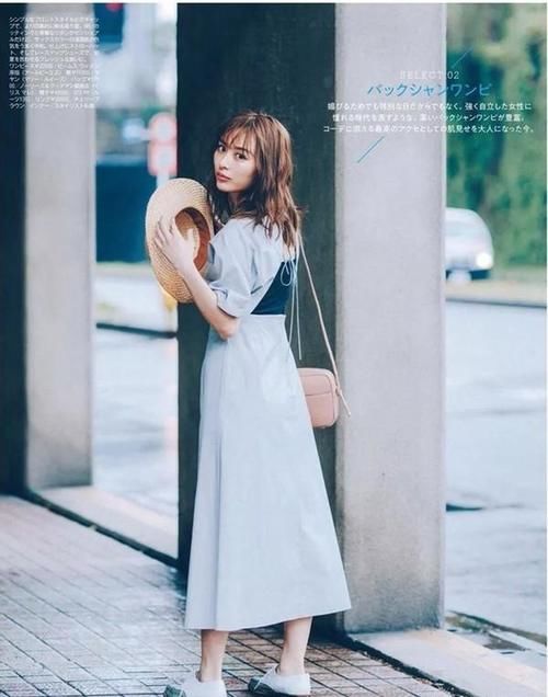 2021年流行的高级色，很适合皮肤黄黑的女人，时髦显白有气质黄黑皮能穿流行色吗？2021流行色推荐高级色搭配运用法则：