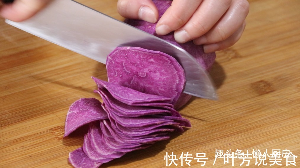紫薯别只会蒸着吃了，1个紫薯，一勺淀粉，炸一炸比薯片还好吃
