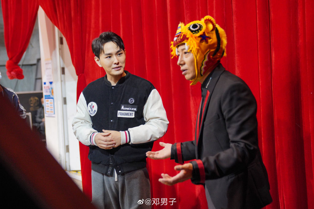 央视春晚魔术师邓男子回应:《迎春纳福》没有托