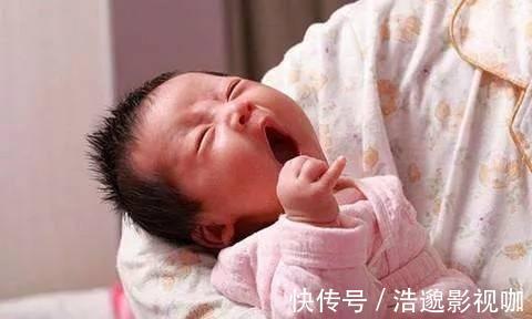 老公|剖腹产出院时老公主动抱女儿,回家给孩子换尿布我把老公打出血