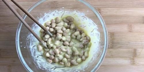 1碗花生米，1个鸡蛋，筷子一搅，酥脆又好吃，出锅后太香了