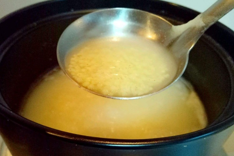 熬小米粥时,用开水还是用冷水很多人弄错,难怪不香黏,米油少