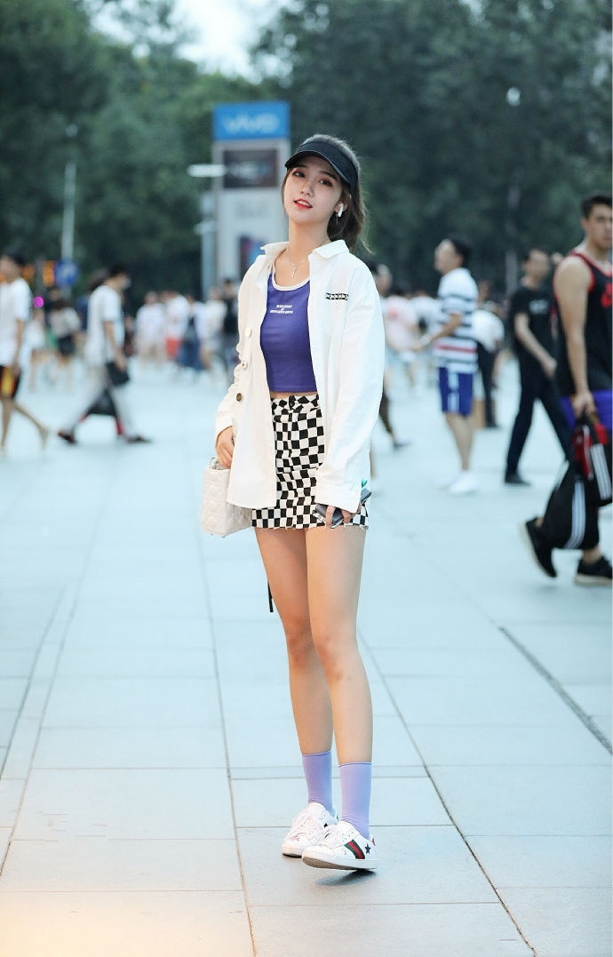 街拍：月貌花容的小姐姐，身穿白色的连衣裙，优雅气质女人味