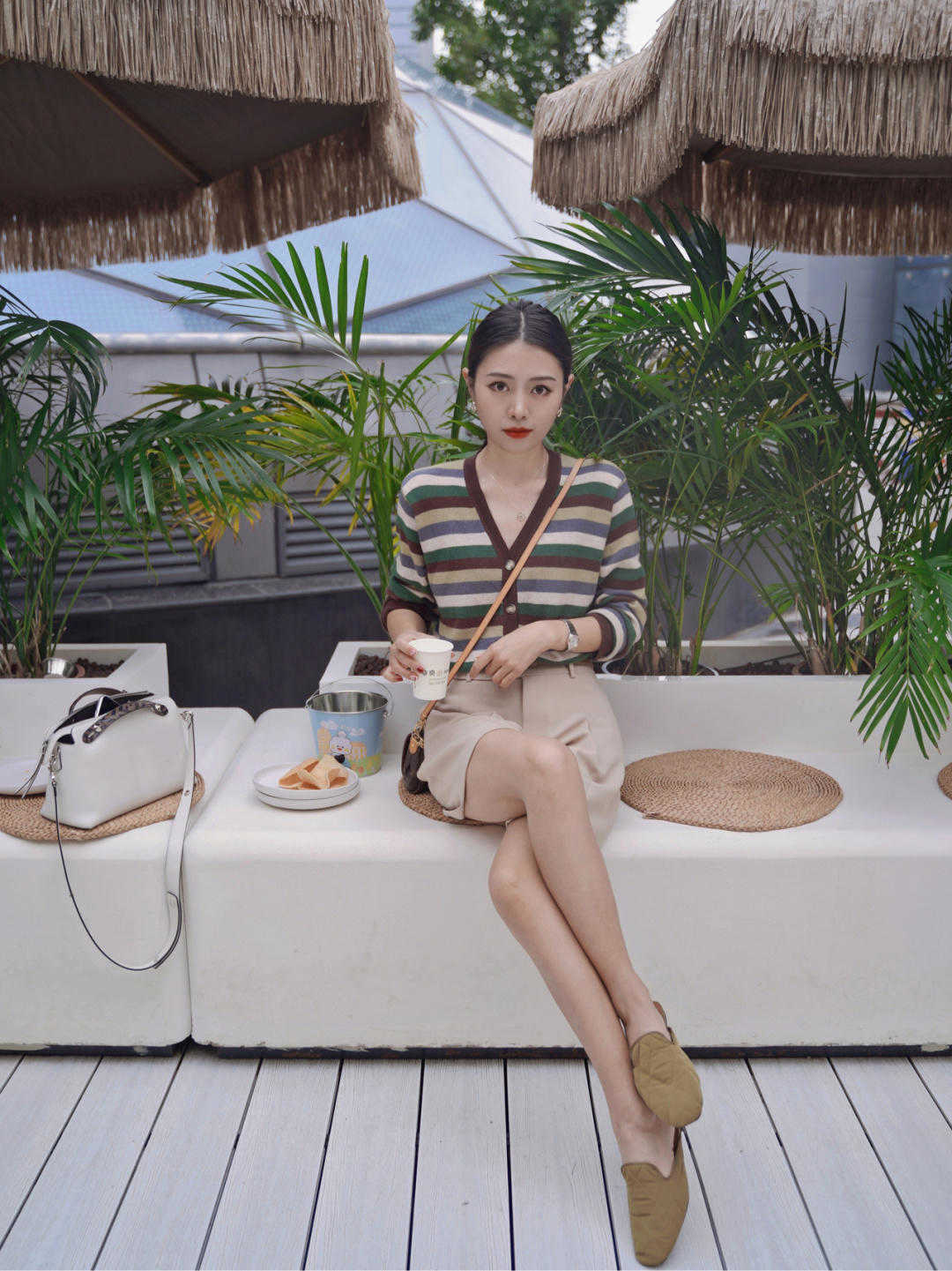 针织衫|入秋以后怎么穿？衬衫搭配白色百褶裙简约时髦，干练又不失优雅