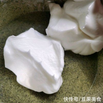 没有什么是黑芝麻蛋糕卷解决不了的，如果有那就两份