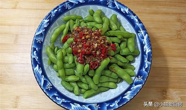 小猫|凉拌毛豆是夏日里不错的小吃，教你正确做法，翠绿好看，鲜嫩入味