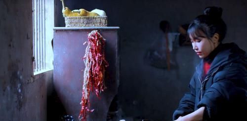 雪地 李子柒雪地穿红衣仙气十足,炖酱大骨太惊艳,“天然冰箱”成亮点:太羡慕了