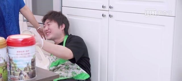  做客|有毒，近来杨迪家做客，可怜无助，一脸尴尬