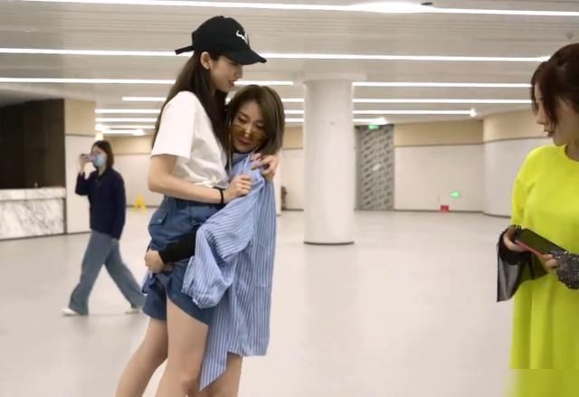  不怪|乃万探班“青你二团”比拼臂力，不怪被称“老公团”金子涵厉害了