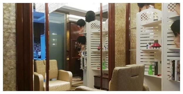 盖白发的假发发型怎么弄的如何做？