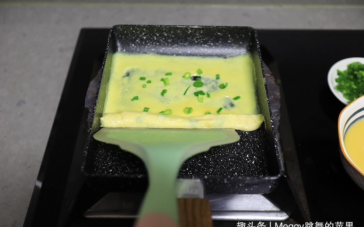 厨艺|鸡蛋的别致吃法，4个蛋摊7张蛋皮卷成筒，香嫩多汁特别显厨艺