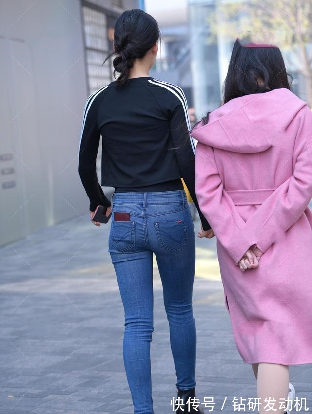 牛仔打底裤 黑色短靴搭配牛仔打底裤,显得干净利落,为服装搭配增添潮流感!