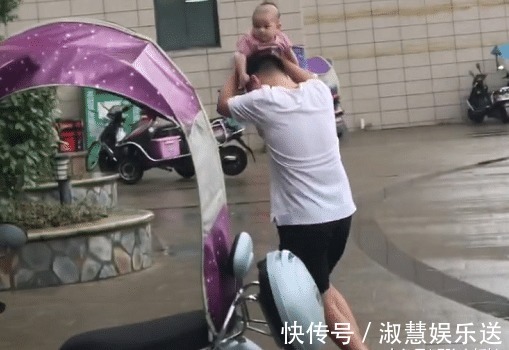 萌娃|奶爸用娃“遮风挡雨”火了, 这大概是全网混得最惨的萌娃了